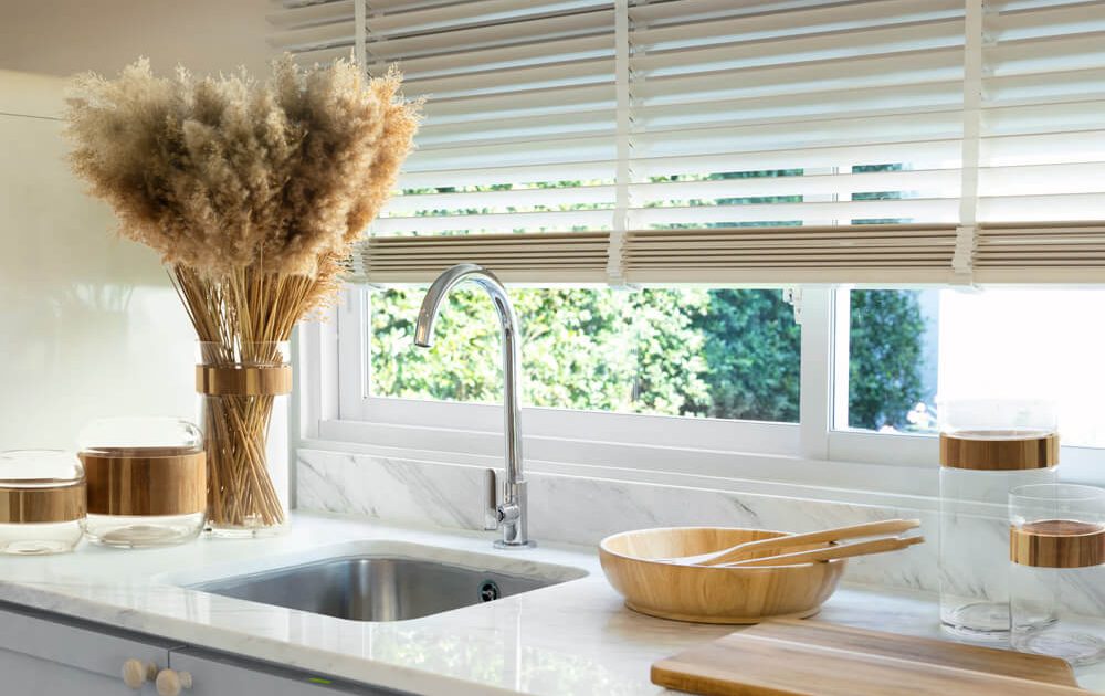 HOW TO DECORATE THE WINDOW AND WINDOW SILL IN THE KITCHEN